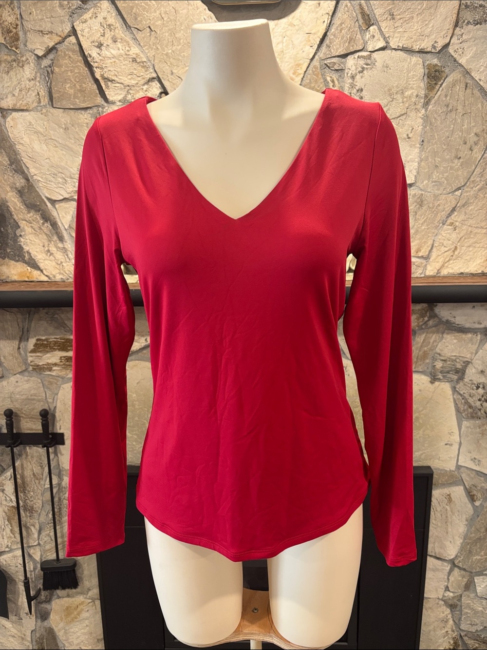Reitmans Women's V-Neck Long Sleeve Top in Berry Red